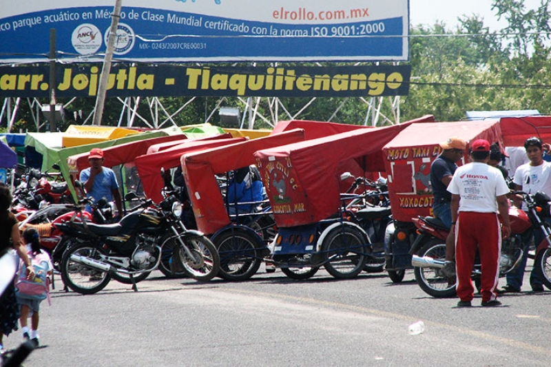 Directora de CETIS 122 denuncia bloqueo de moto-taxistas a rutas que transportan a estudiantes