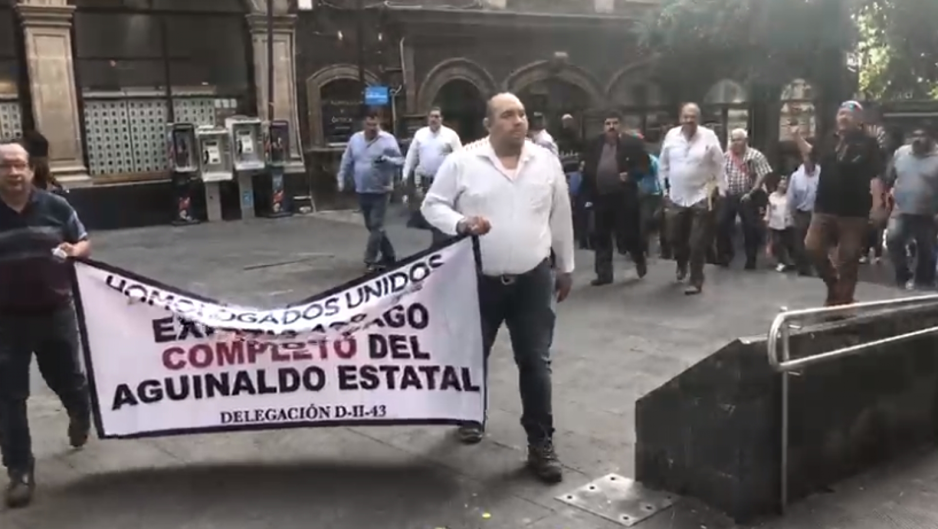 Arriban maestros homologados al palacio de gobierno