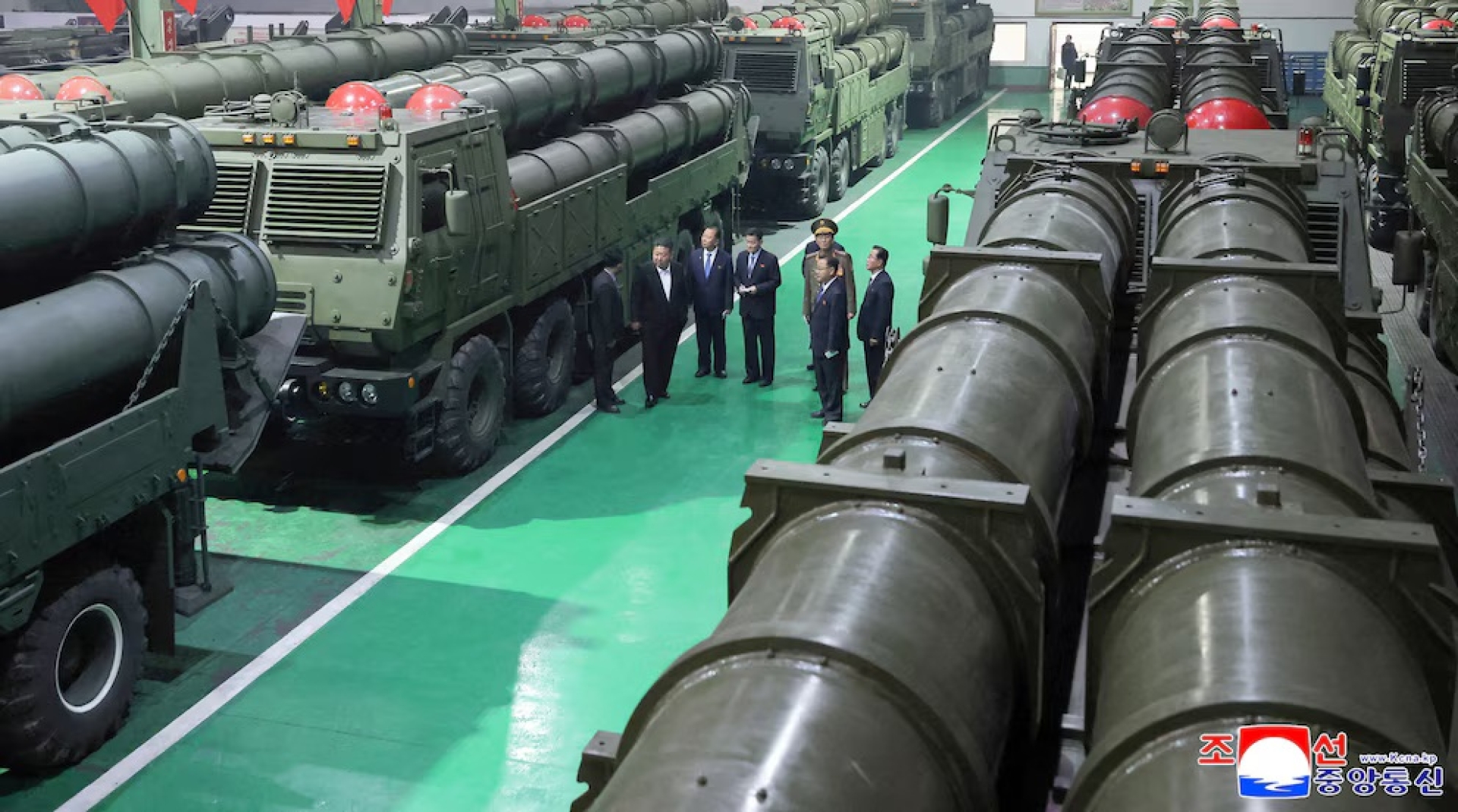 Kim Jong Un inspecciona fábrica de lanzamisiles y destaca poder de ataque