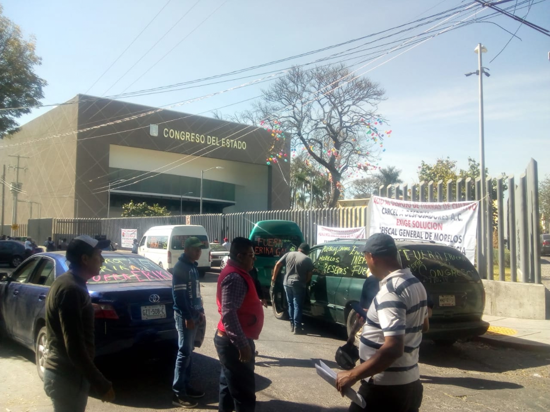 Protesta comisión de Pueblos Unidos de Morelos en el Congreso