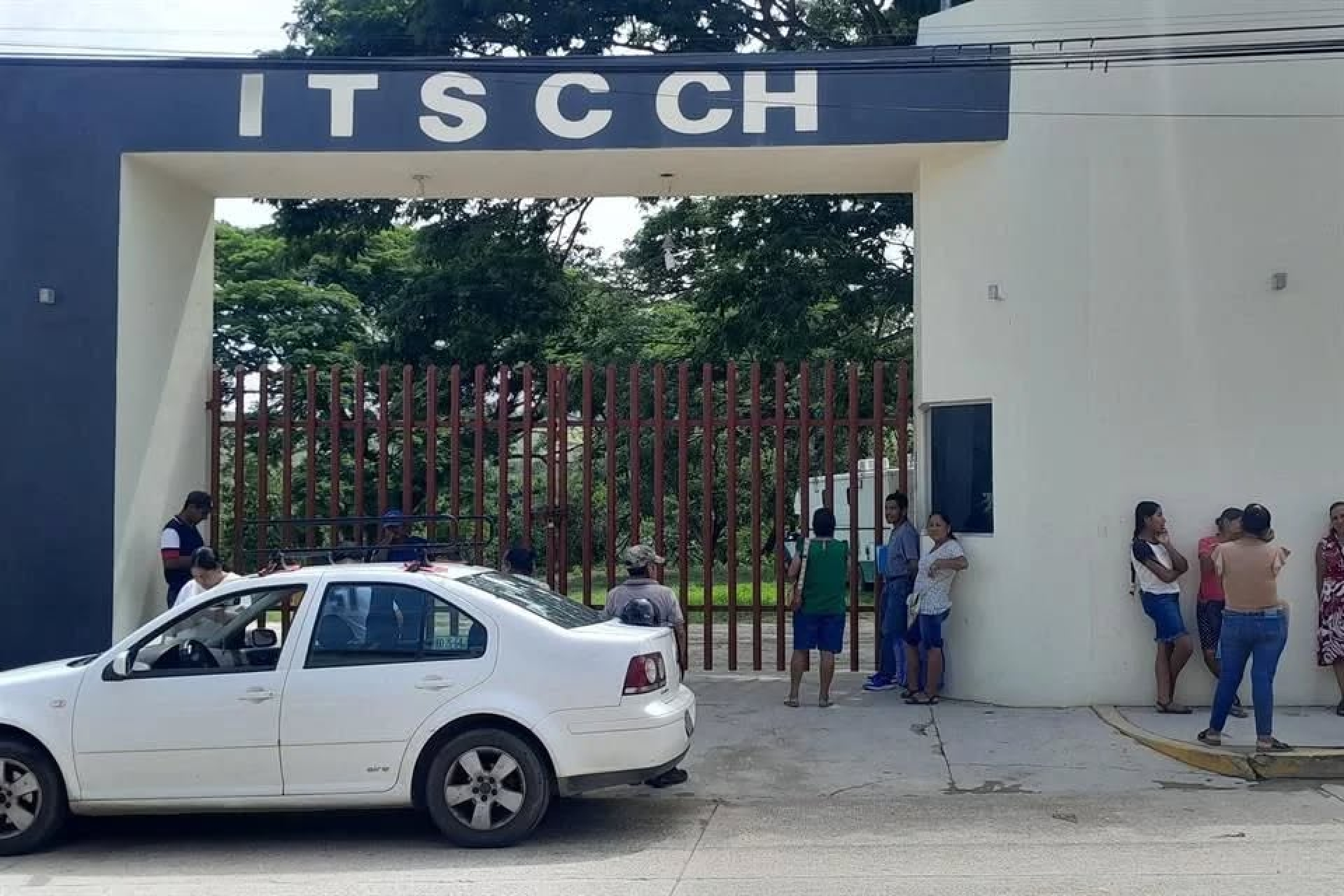 Damnificados por huracán 'Erick' retienen a personal de Bienestar en Guerrero