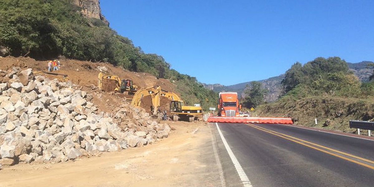 Bloquean activistas la autopista La Pera-Cuautla