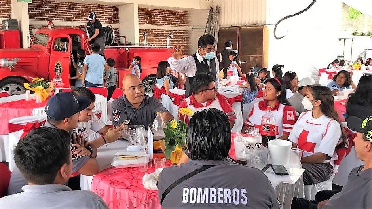 Con carencias, celebran el Día del Bombero en Cuautla