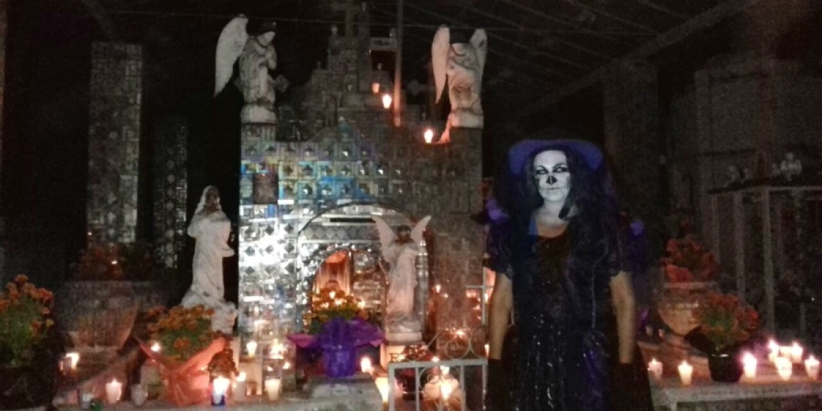 Visitantes escuchan "Historias escalofriantes" en el panteón de La Leona