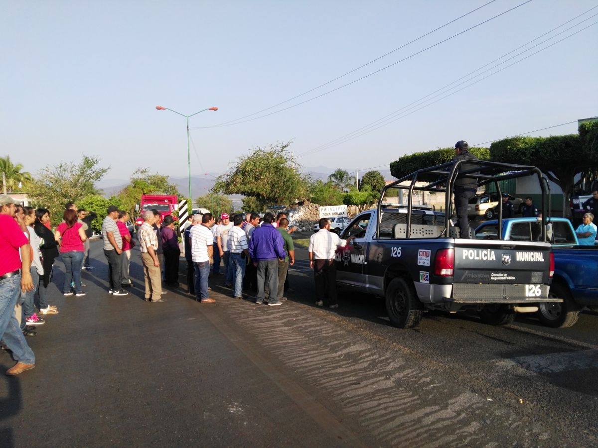 Bloquean transportistas la carretera Alpuyeca-Grutas por invasión de taxis metropolitanos