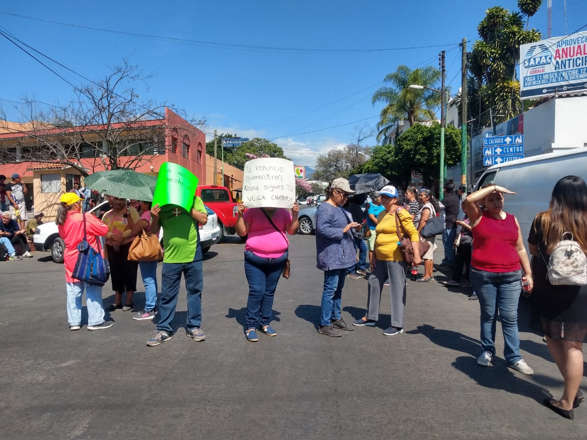 Vecinos de Acapantzingo protestaron ante SAPAC, en la avenida Morelos
