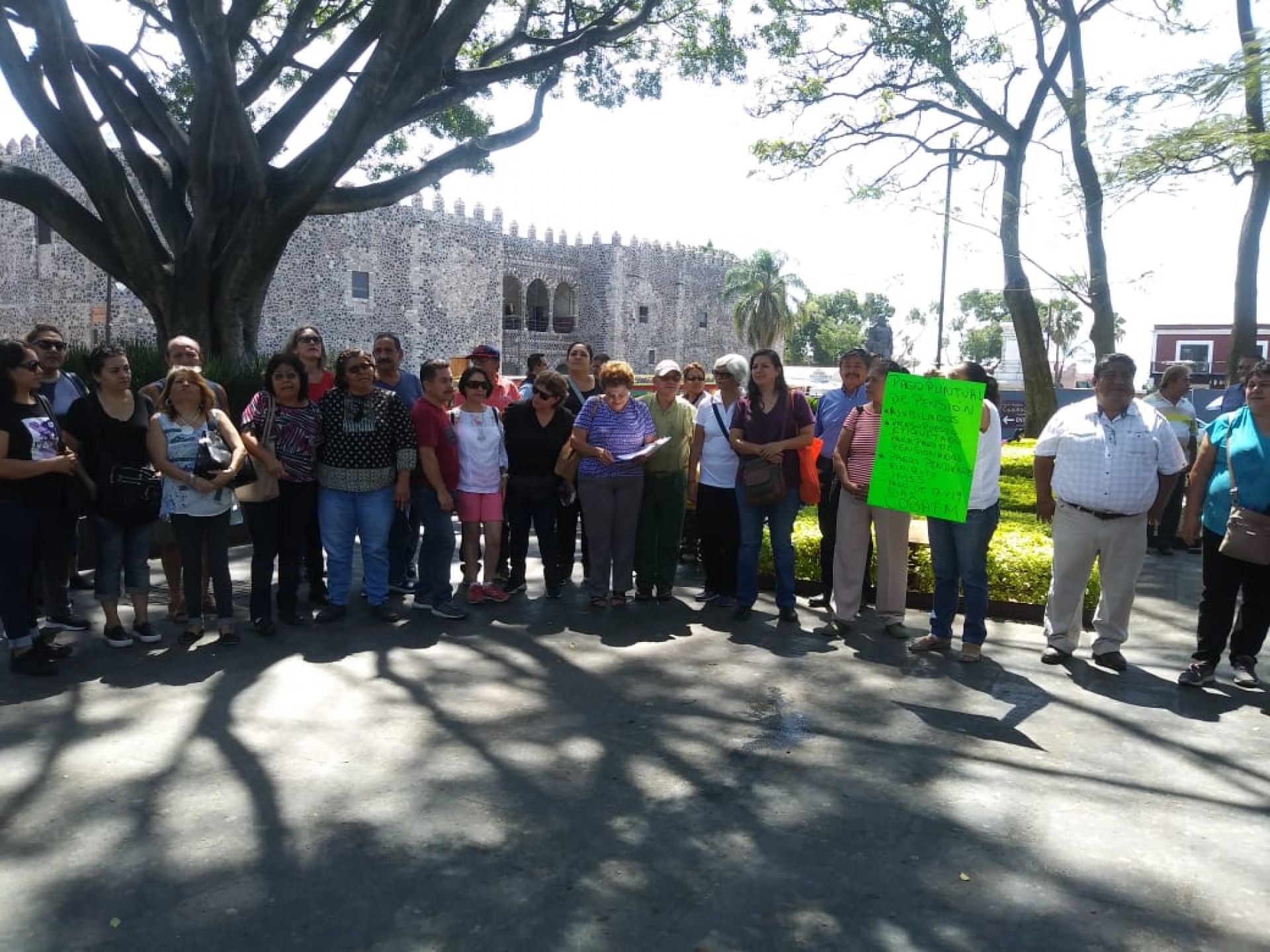 Se manifiestan jubilados del Cobaem en Cuernavaca