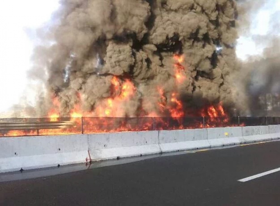 Un tráiler se incendió luego de volcar