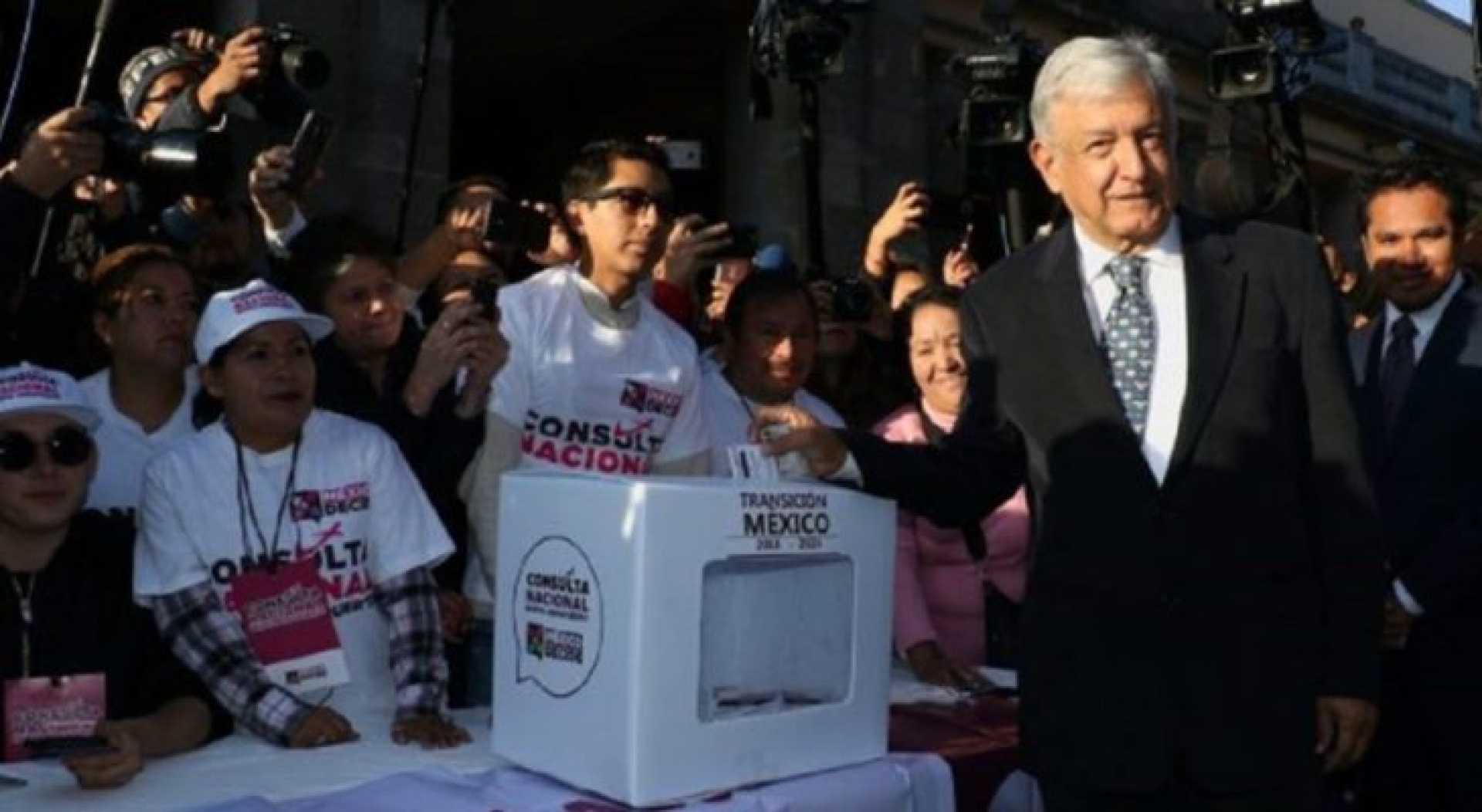 AMLO acude a votar y pide a Televisa y Loret de Mola no difundir miedo sobre NAIM