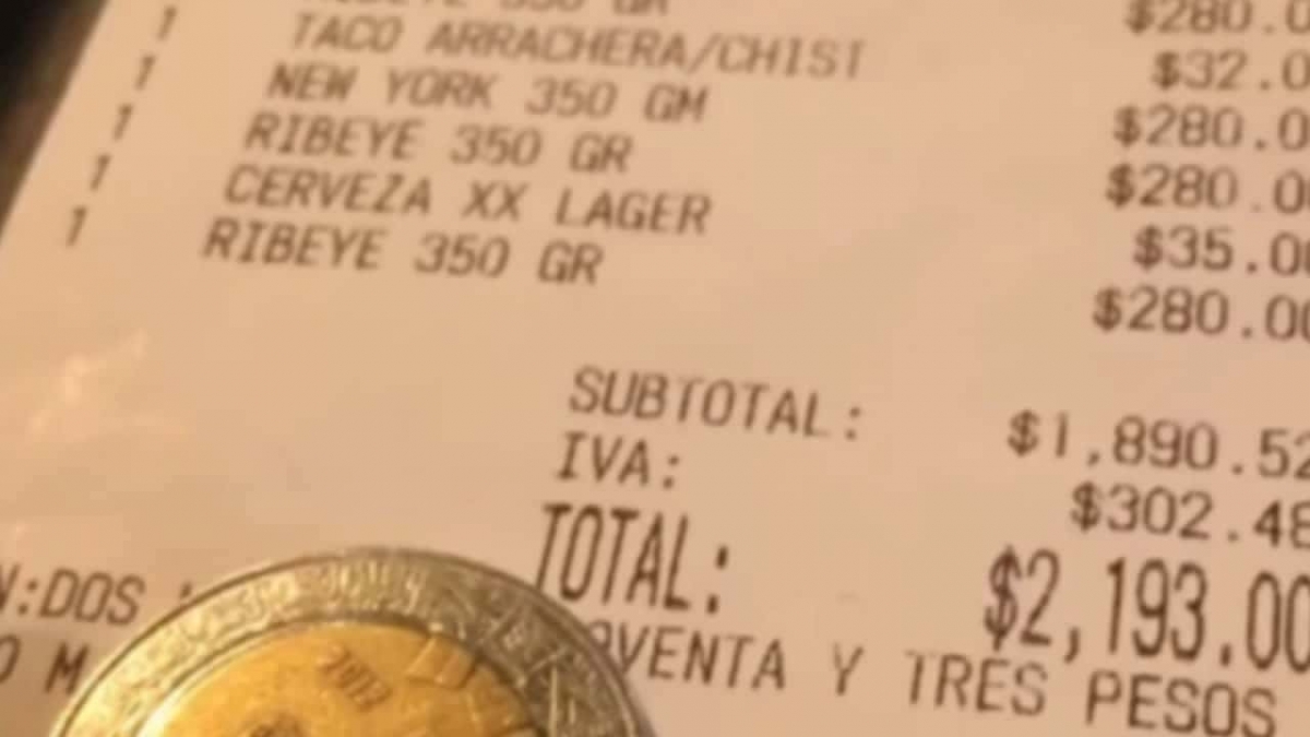 Mesero de restaurante en Puebla, exhibe propina de 7 pesos