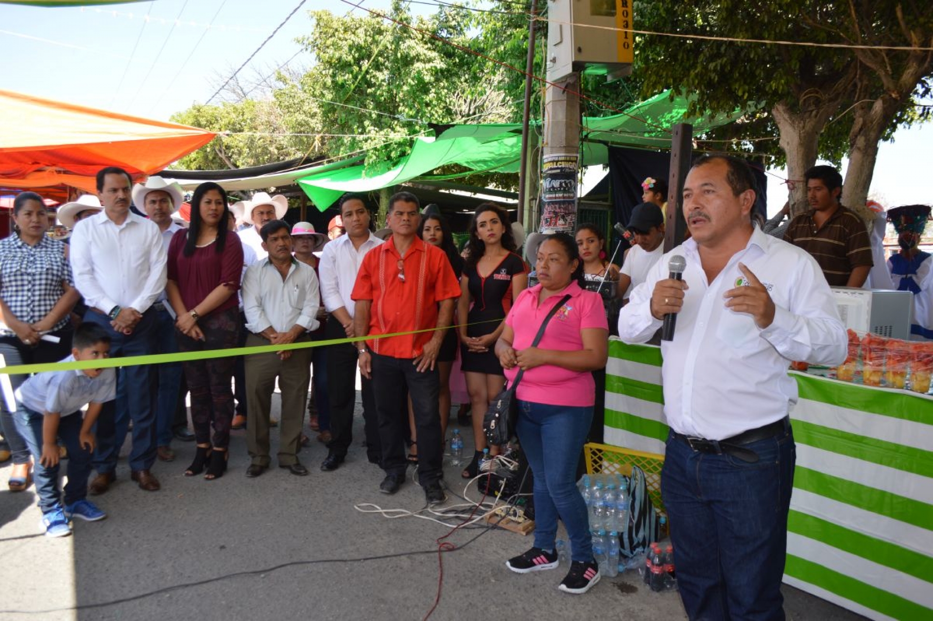 Inauguran Alfredo Sánchez y el sacerdote Ignacio Ponce la feria de Jesús Nazareno