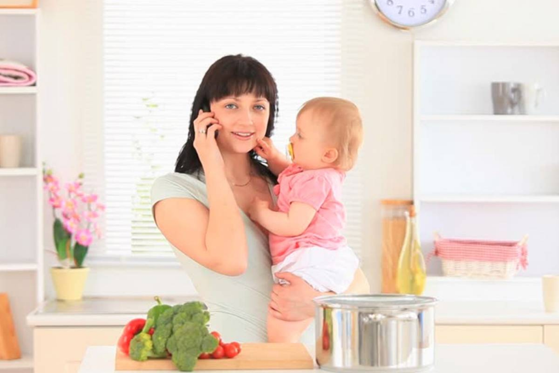 Estudio revela que las madres que se quedan en casa con sus hijos tienen más trabajo que las que laboran en una oficina