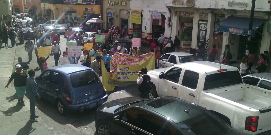 Se manifiestan trabajadores del Ayuntamiento de Emiliano Zapata frente al Congreso local