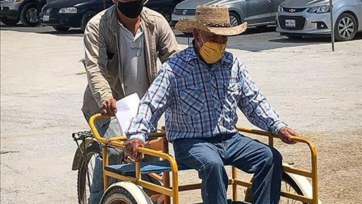 Abuelito llega en triciclo para recibir su vacuna contra COVID