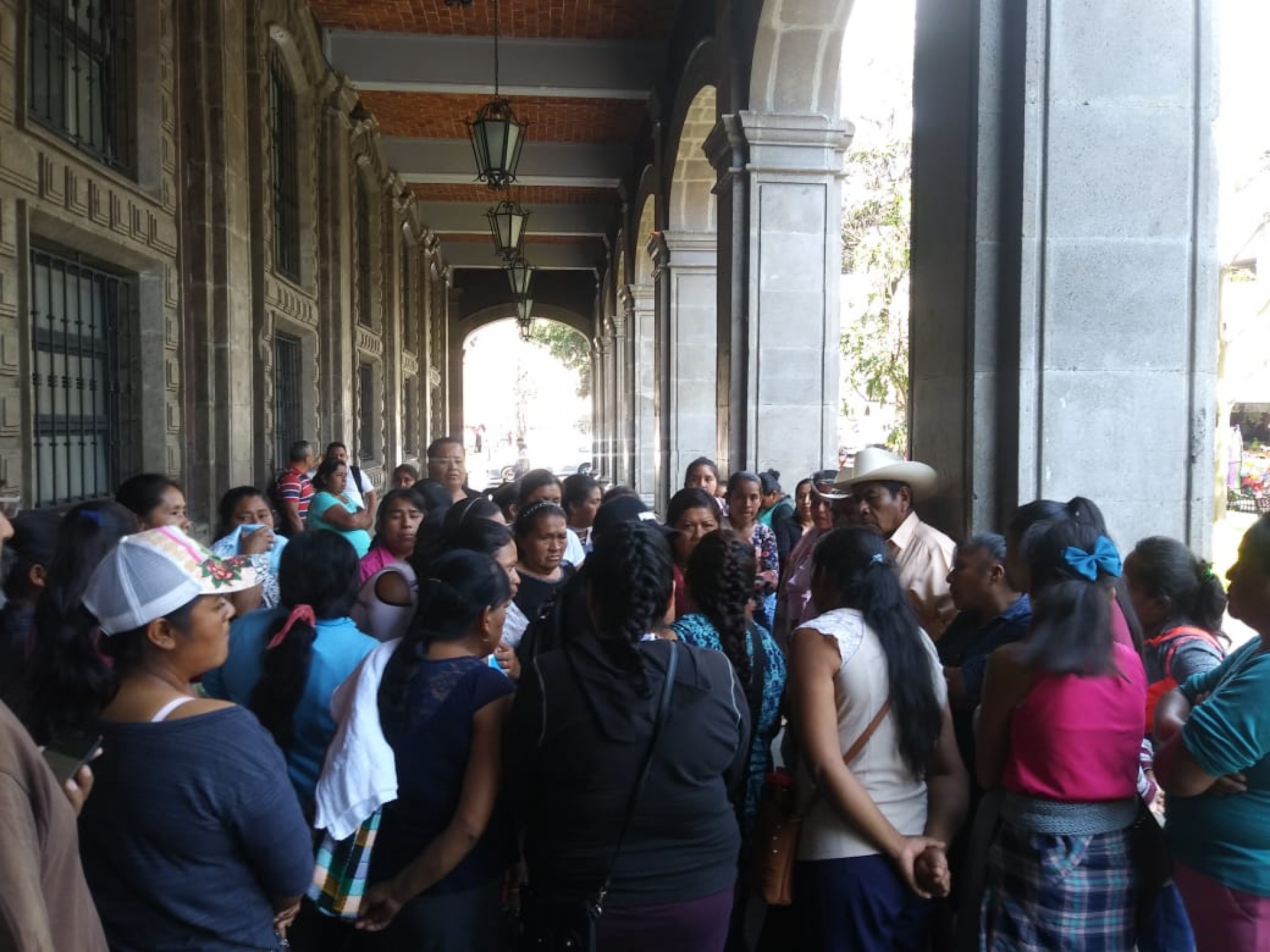 Padres de familia de primaria de Amilcingo se reúnen con autoridades de Educación