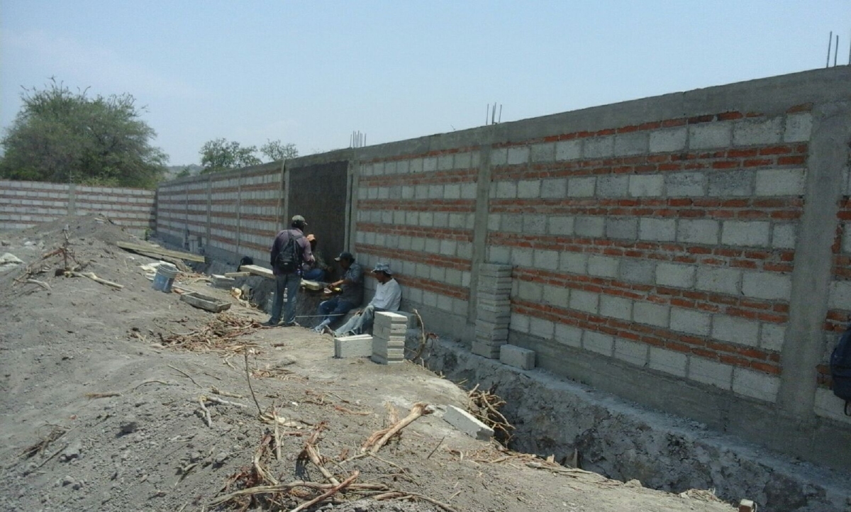 Al 65 por ciento, la construcción de la barda perimetral de la casa ejidal de Coatetelco