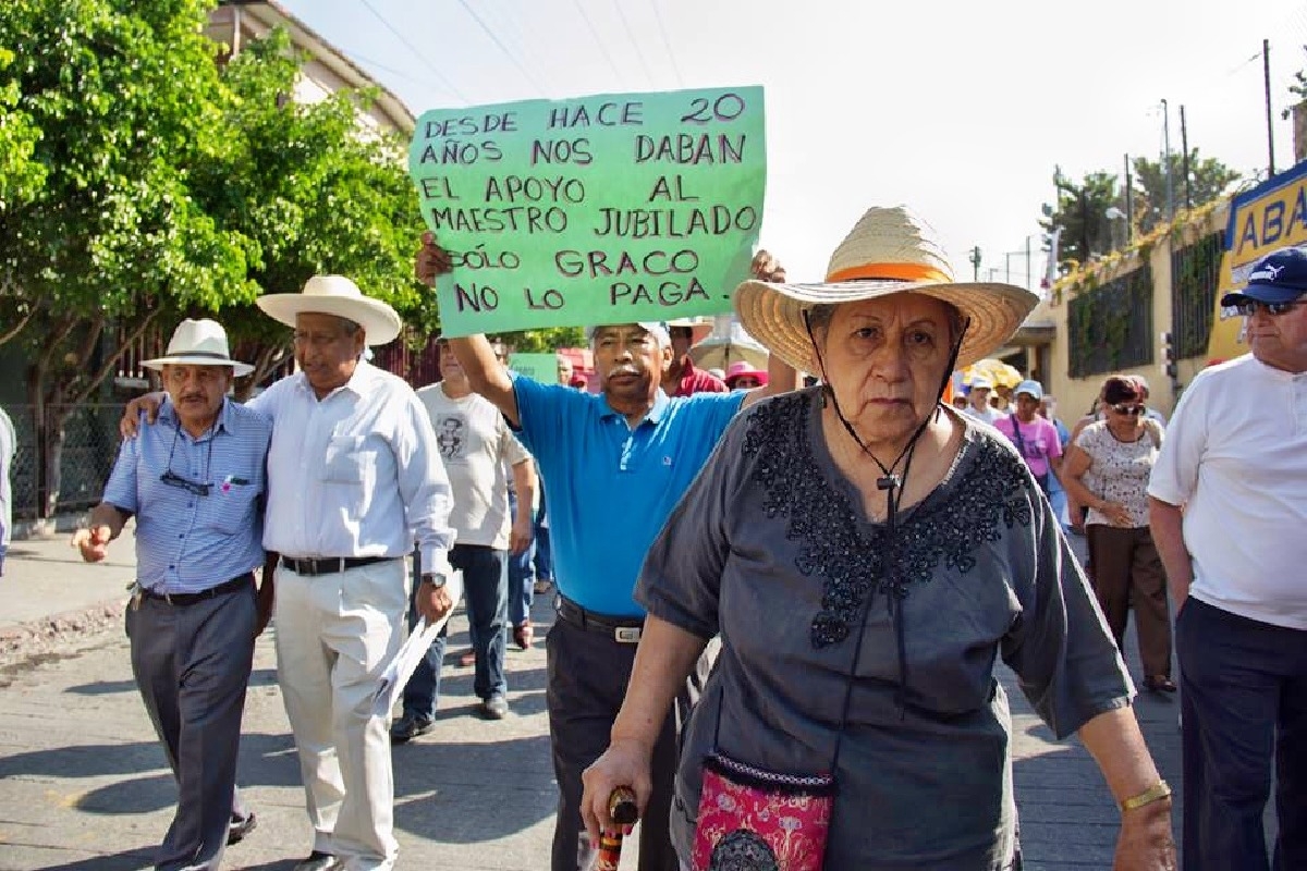 Marchan maestros jubilados en Puente de Ixtla