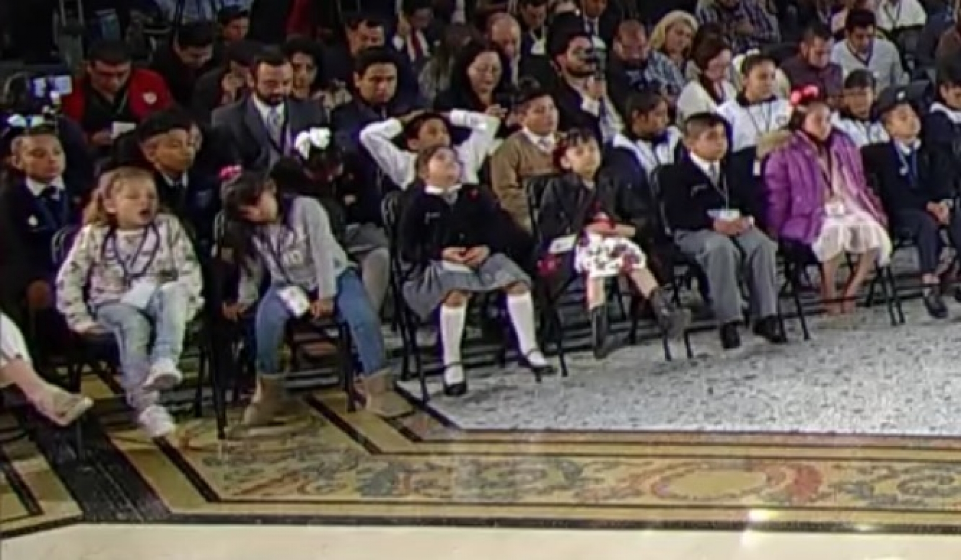 Celebra AMLO a los niños en la 'Mañanera' y...se quedan dormidos