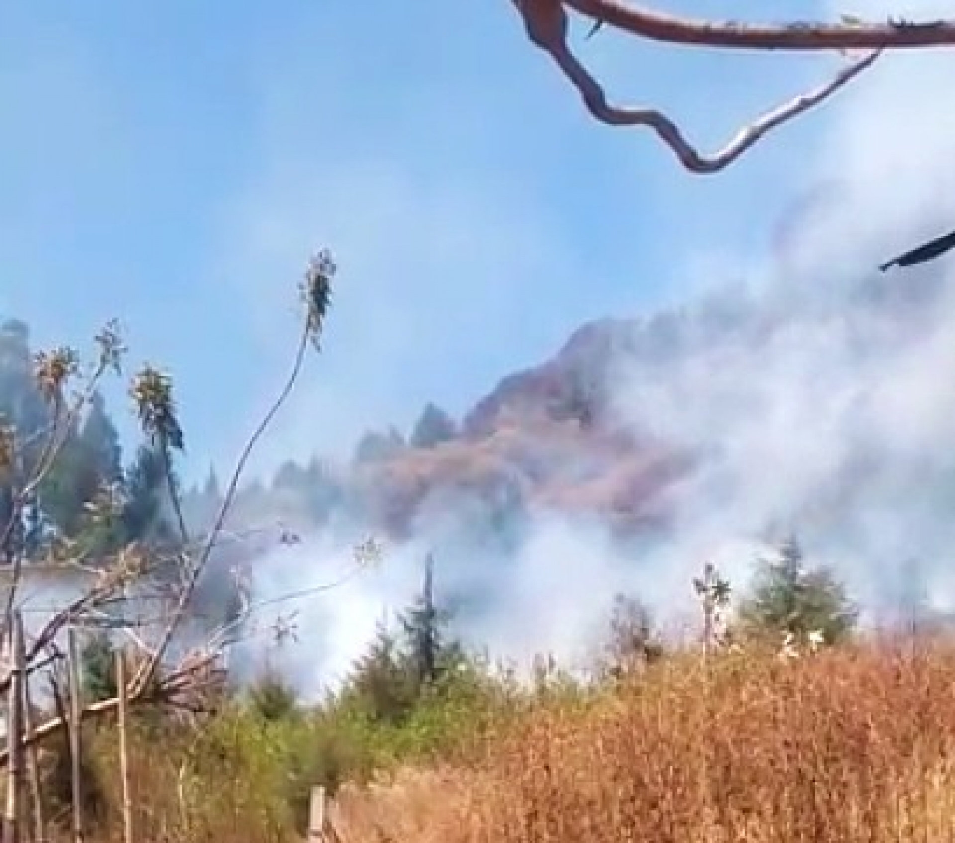 Reportan habitantes de Ahuatepec el incendio de un cerro en Villa Santiago