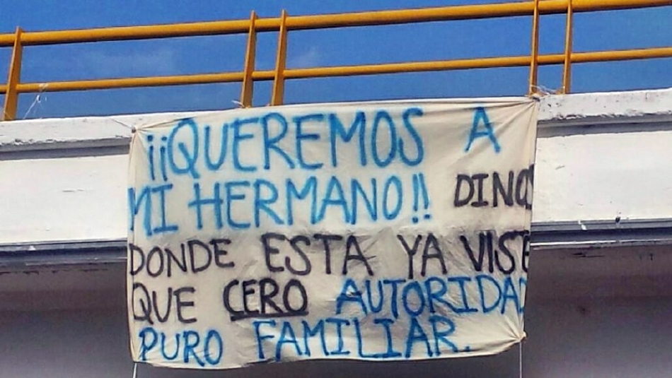 Familiares de un desaparecido colocan mantas en puentes