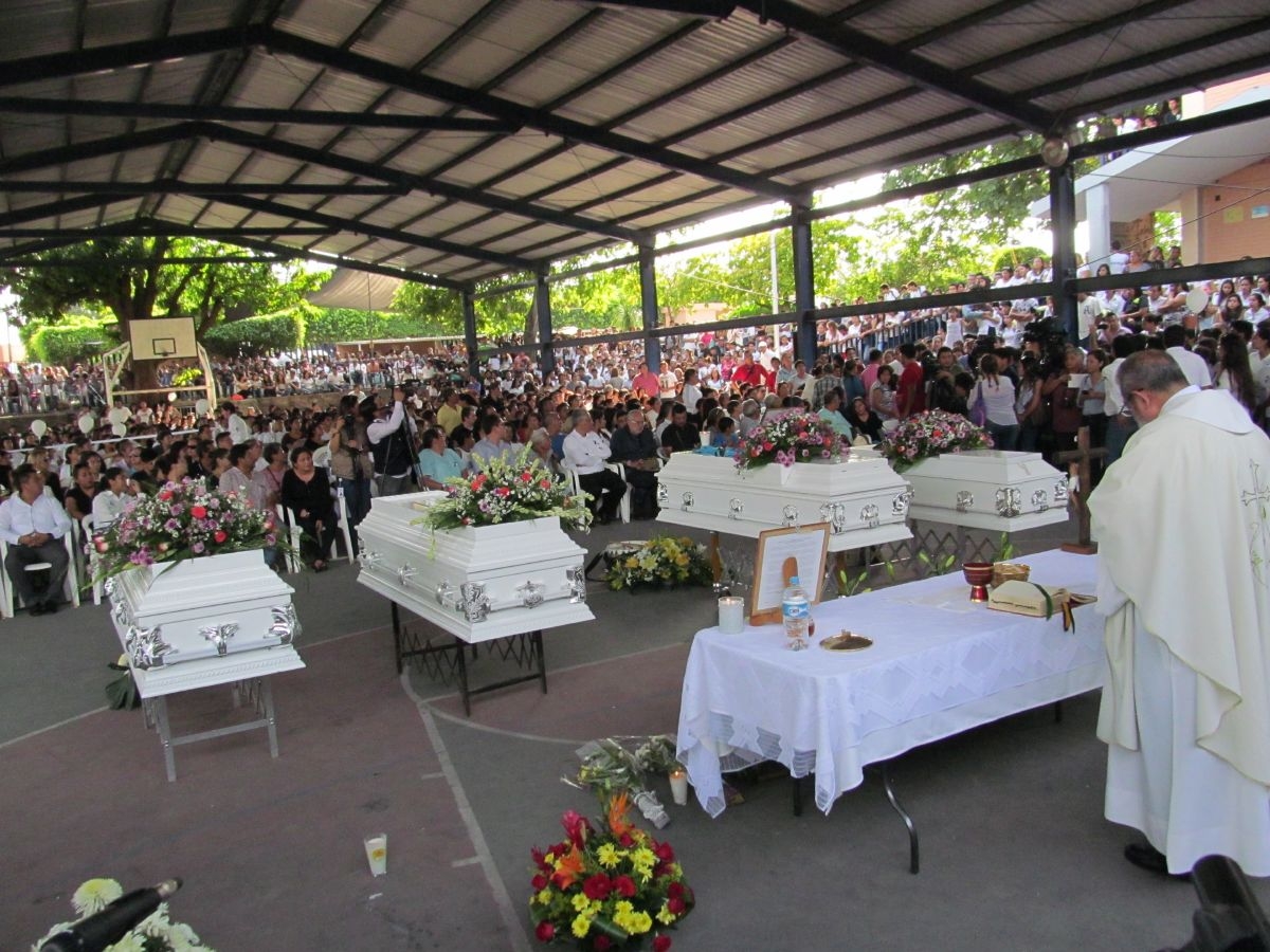 Con gritos de “¡justicia!”, despiden a estudiantes de la prepa de Jojutla