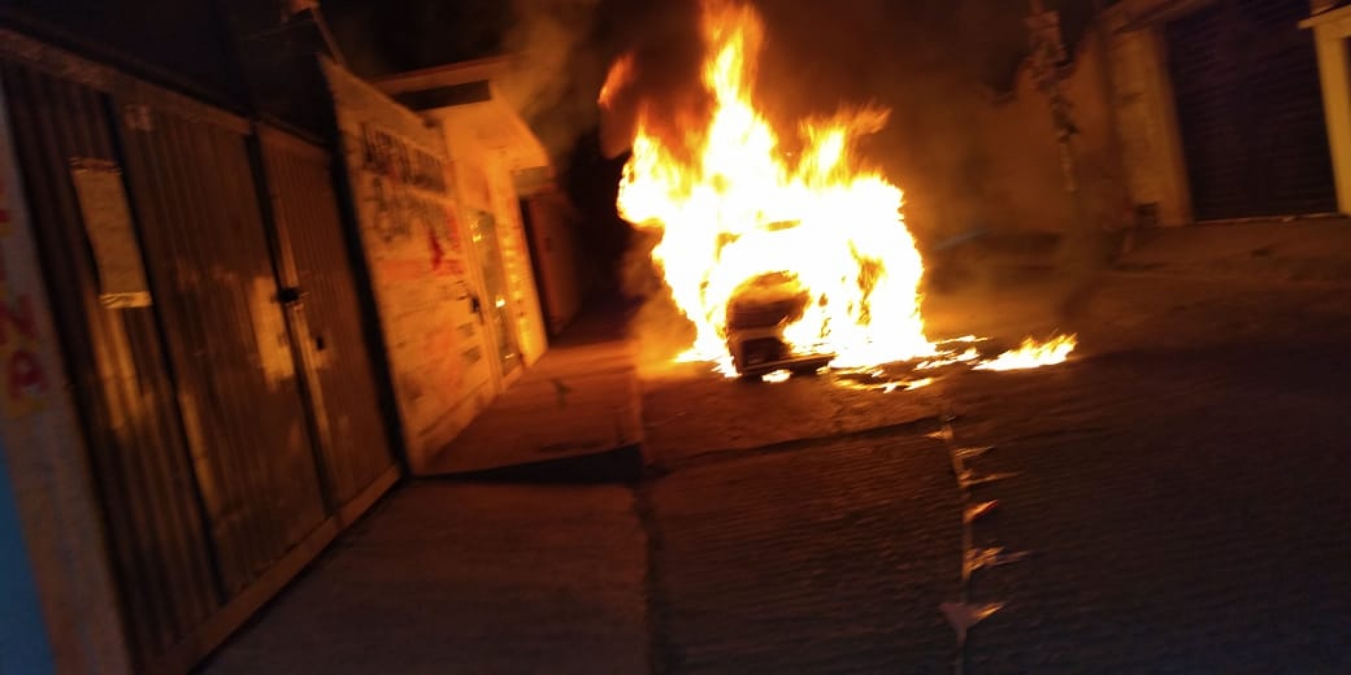 Hallan cadáver quemado en la cajuela de una camioneta, en Tulipanes