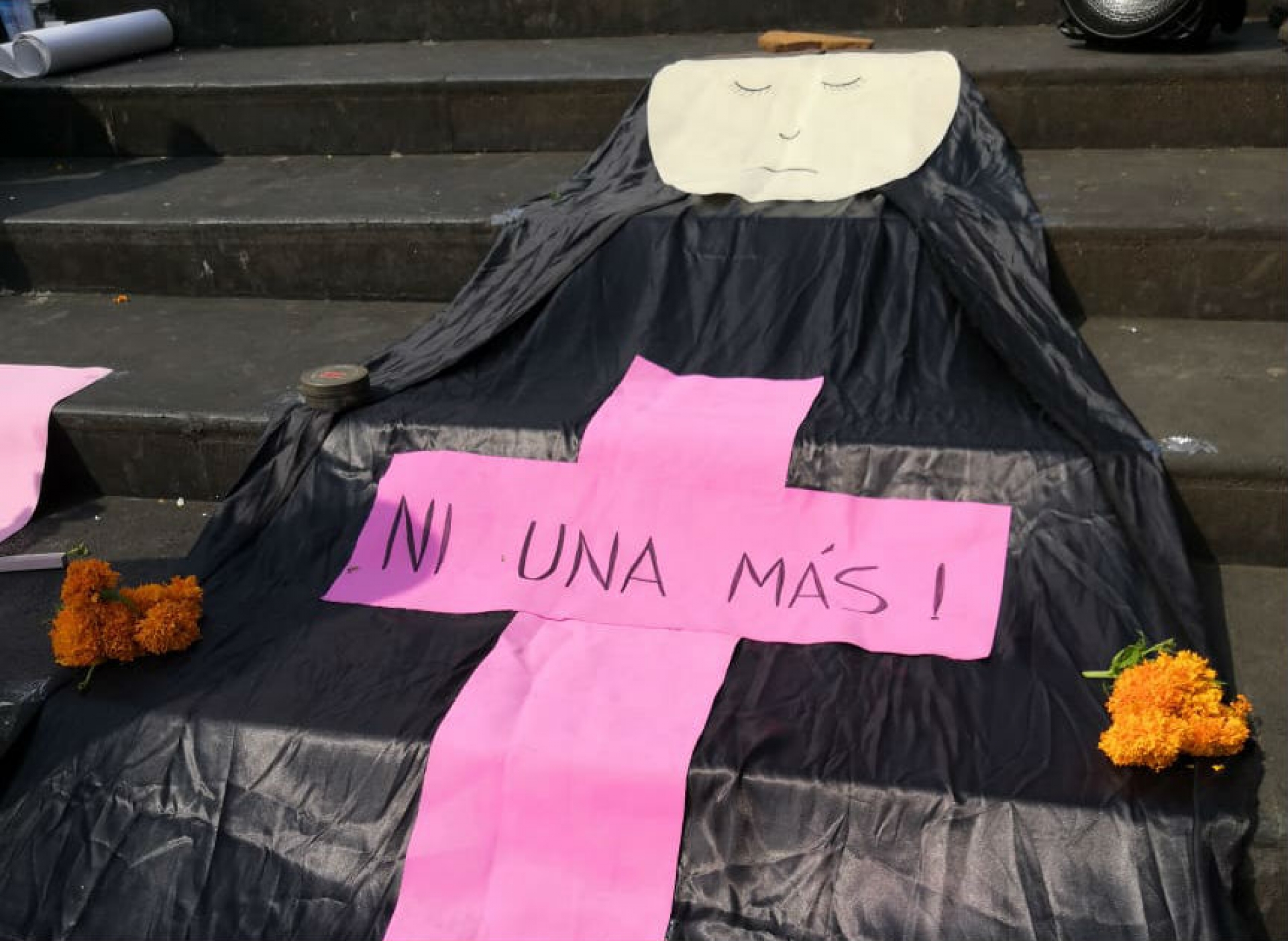 Colocan en Cuernavaca ofrenda en memoria a las víctimas de feminicidio