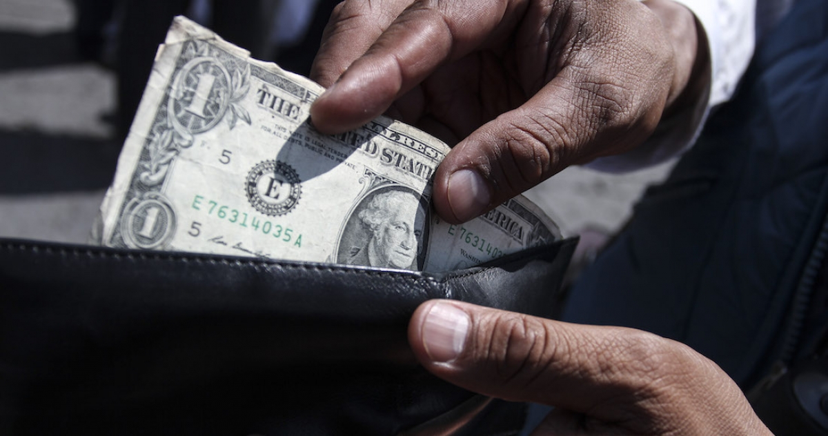 El Presupuesto austero no trae calma, el petróleo cae y el dólar alcanza los 19.27 pesos en bancos