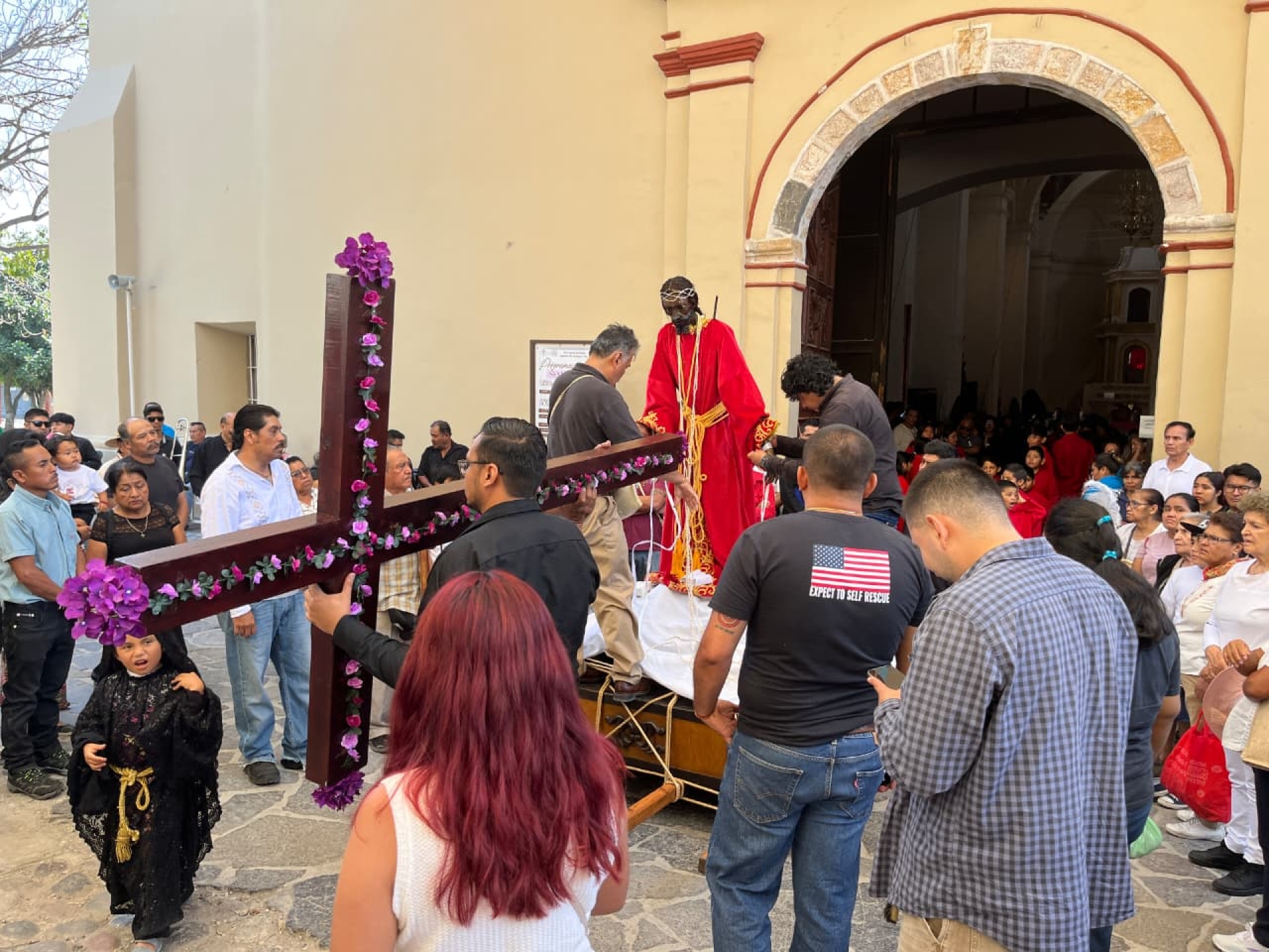 Llevan a cabo procesión del viacrucis en Jiutepec