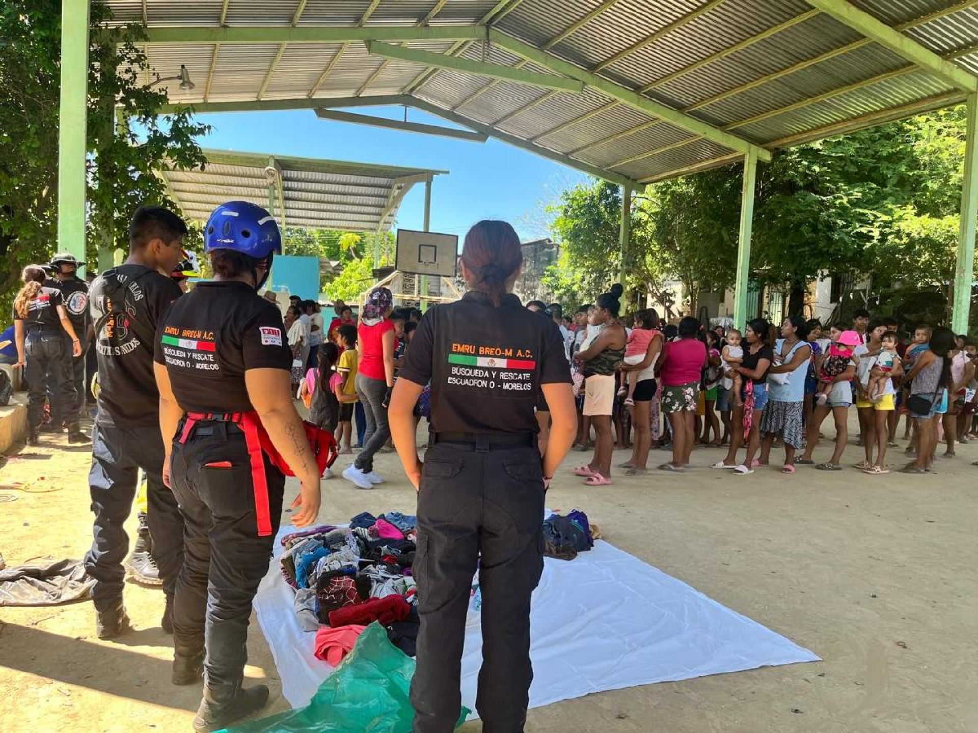 Voluntarios de Morelos mantienen ayuda a damnificados de Guerrero