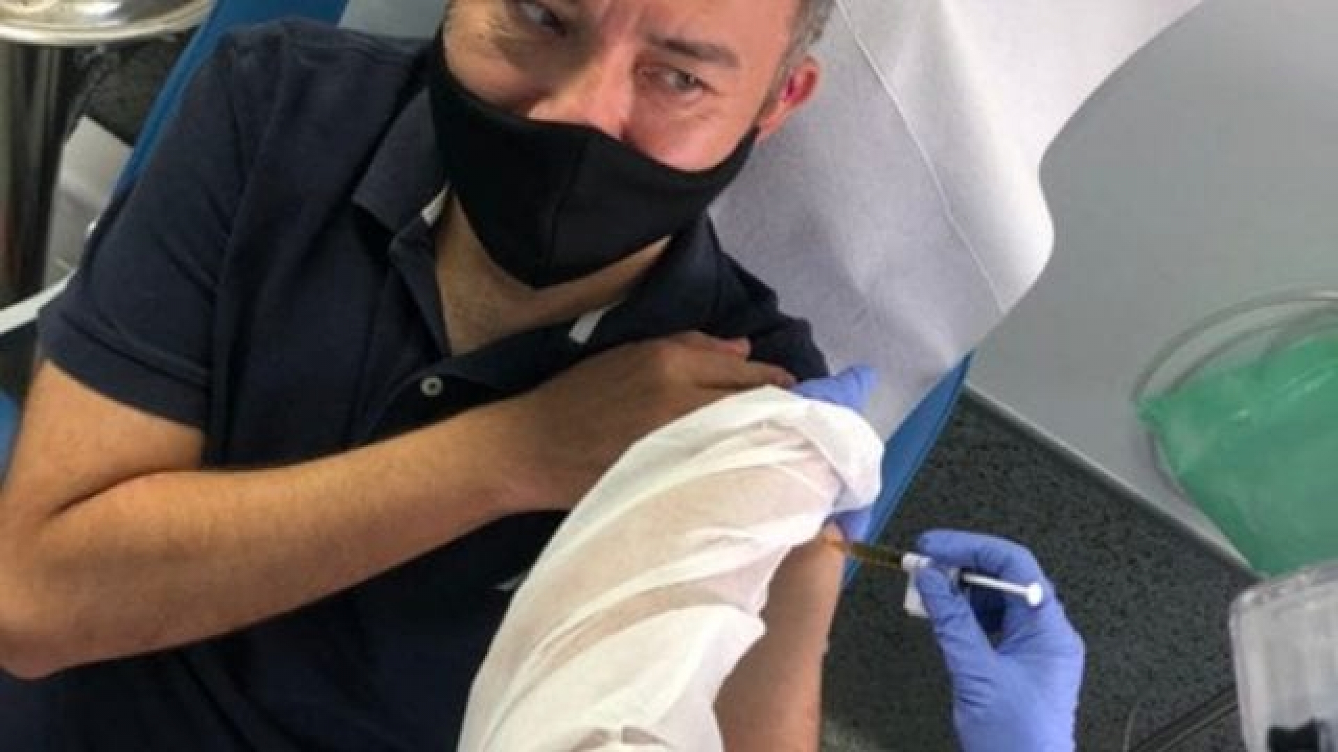Primer mexicano recibe vacuna de COVID-19