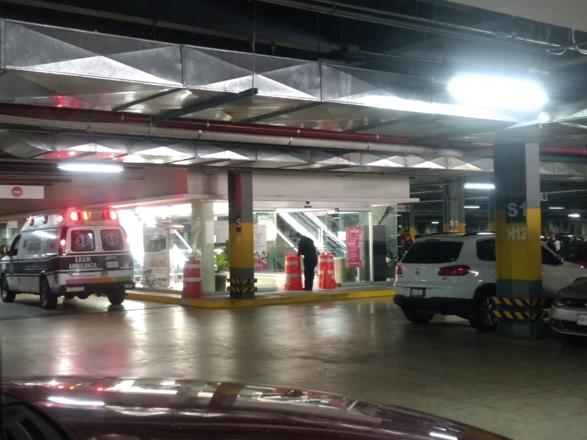 Asesinan a tiros a un hombre en el estacionamiento de plaza 'Bugambilias'