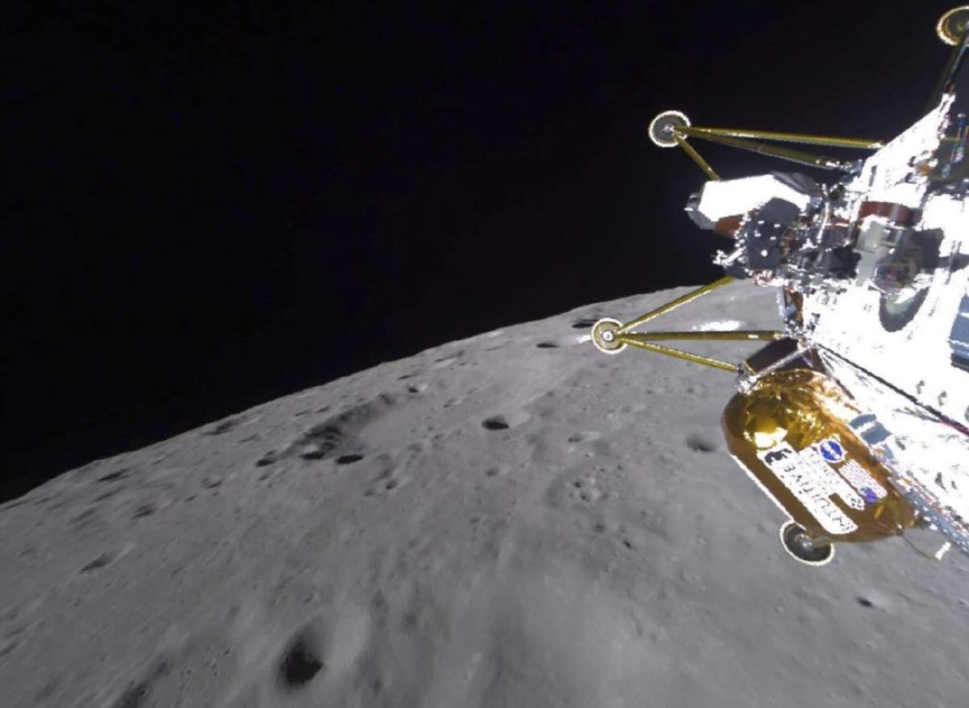 El módulo de aterrizaje Athena se declara inoperante tras alunizar y desplomarse hacia un lado en un cráter lunar