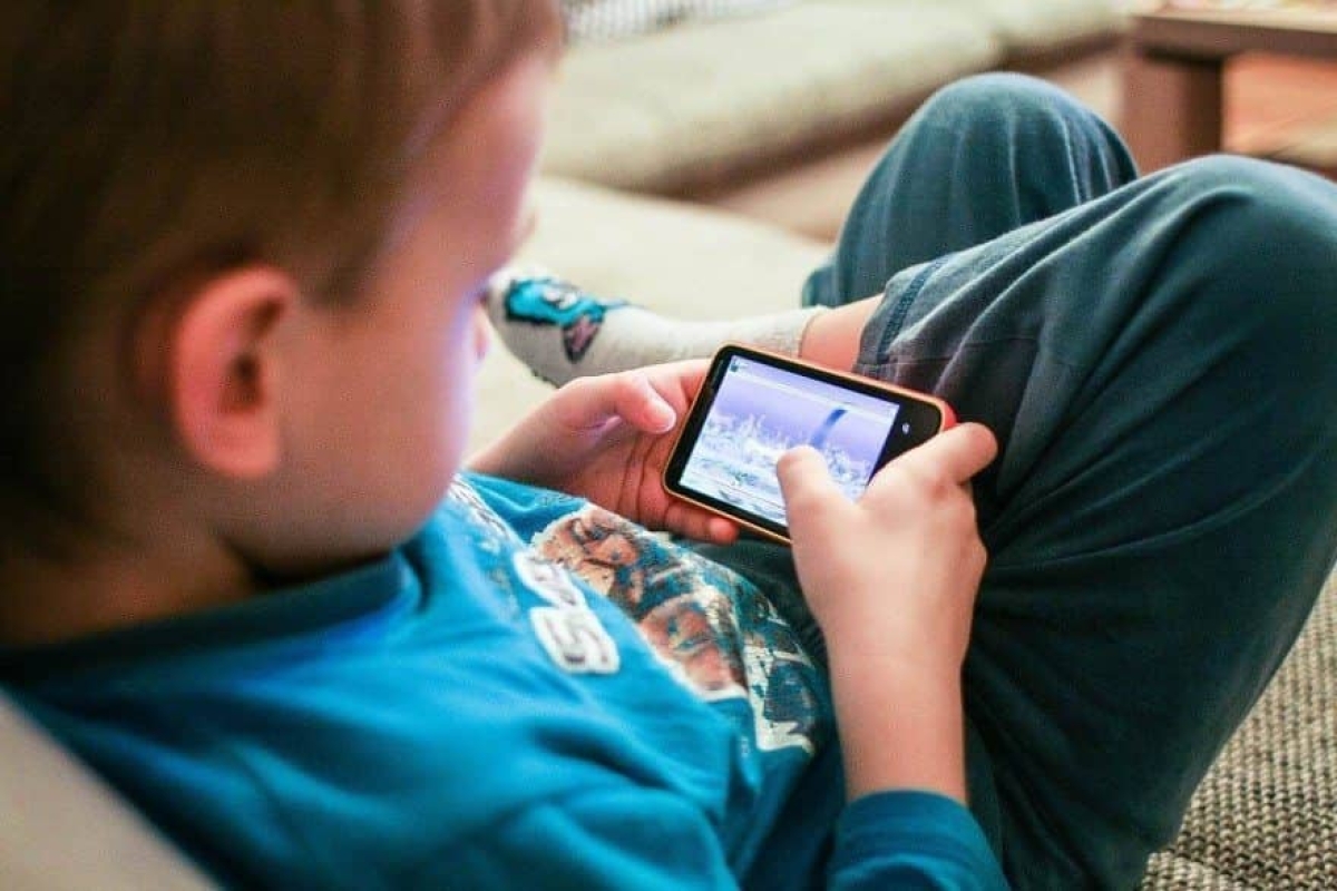 ¿Piensas regalar un celular a tus hijos? Checa estos consejos