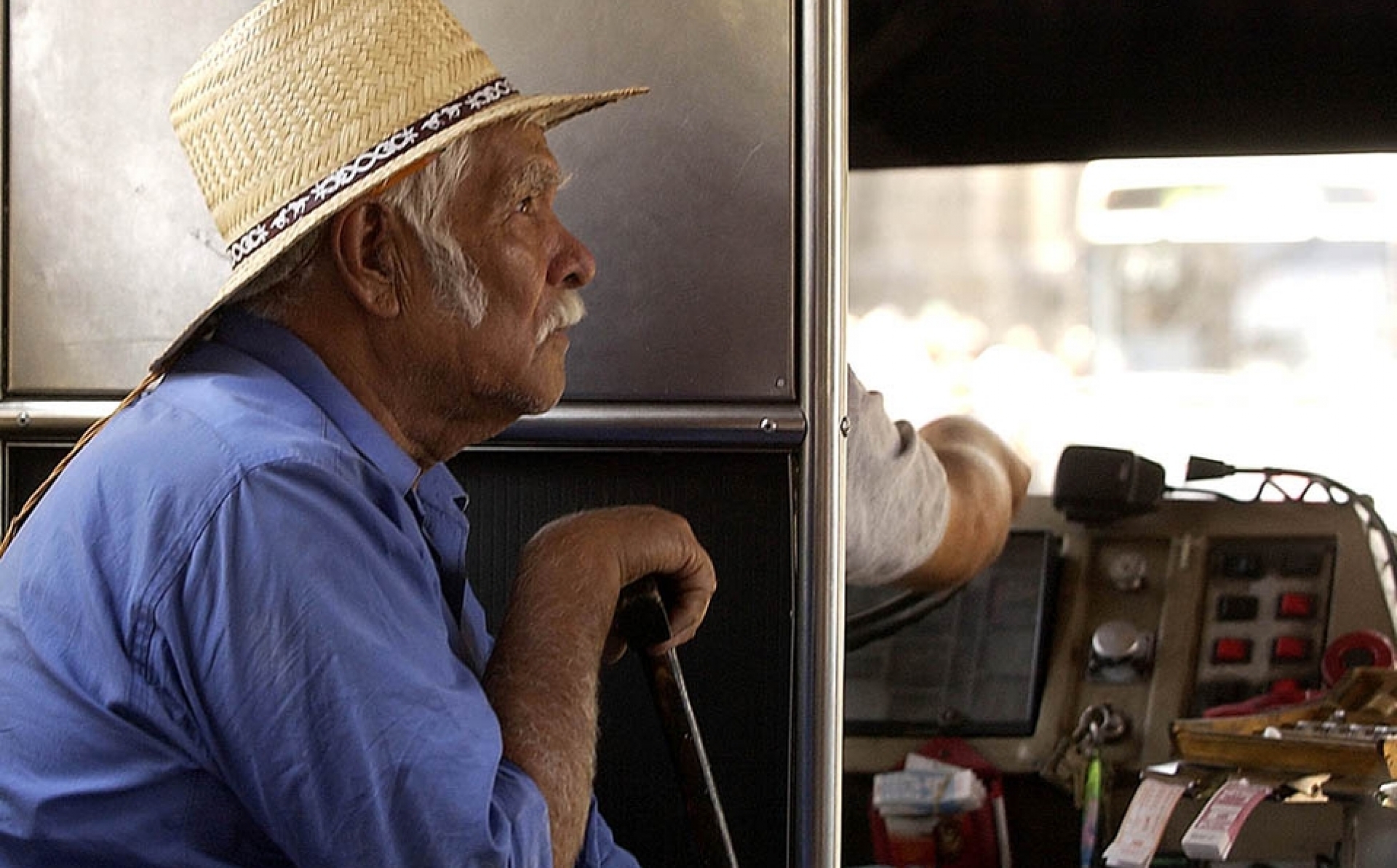 Padecen adultos mayores abusos en el transporte