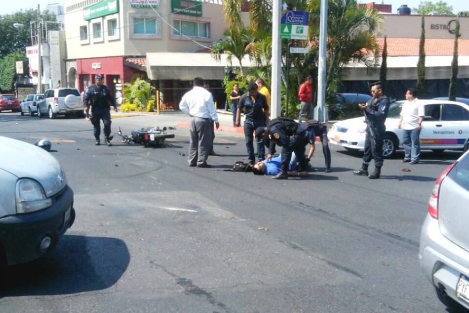 Un motociclista chocó contra una patrulla
