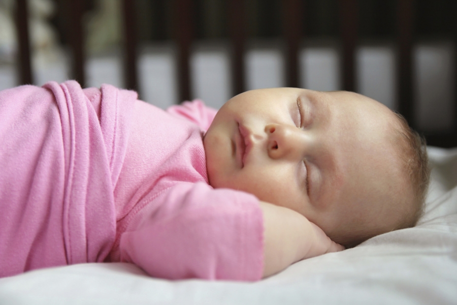 Consejos y precauciones para evitar que tu hijo se caiga de la cama