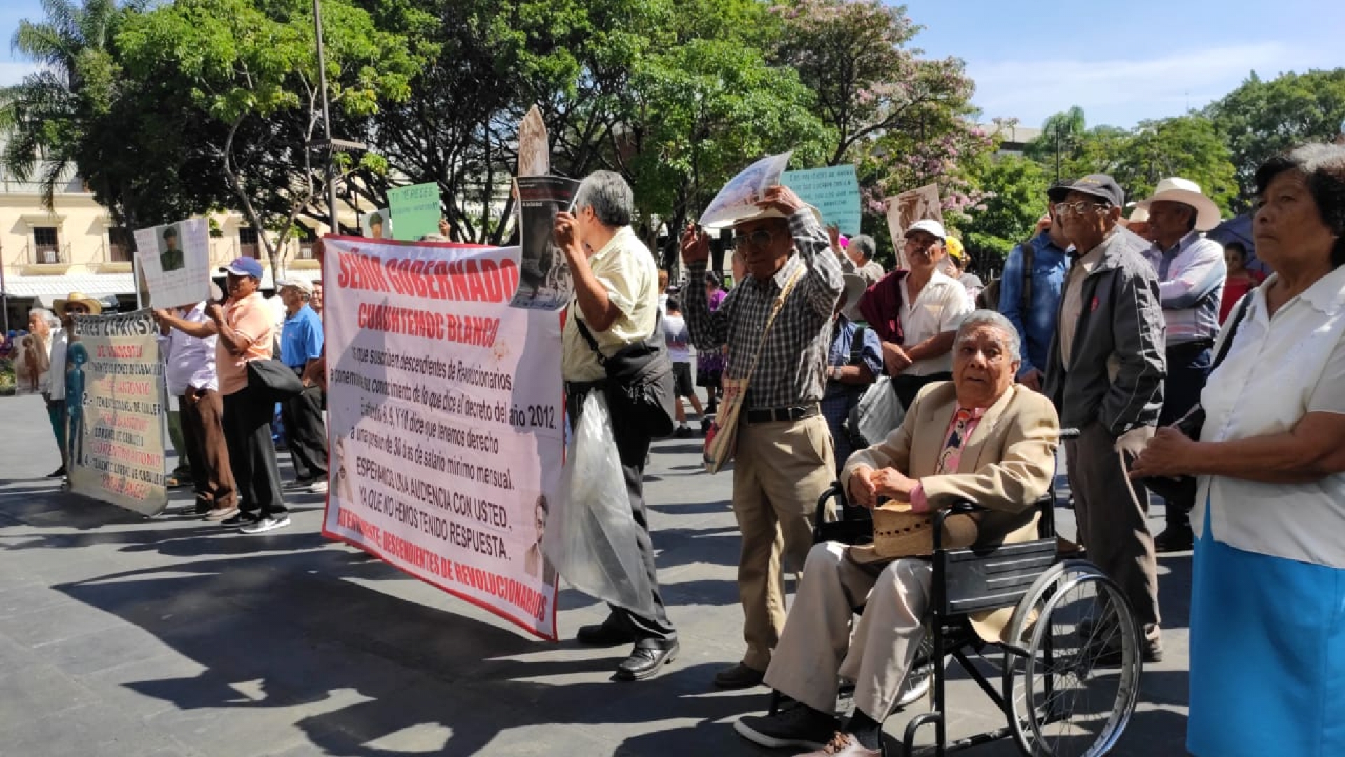 Protestan descendientes de revolucionarios zapatistas, en la plaza de armas