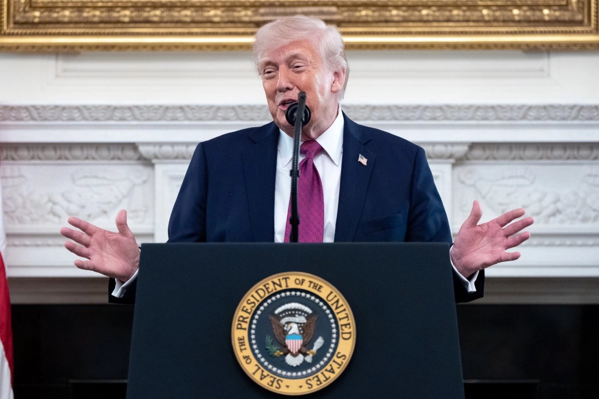 Trump ordena atacar barcos iraníes que minen el estrecho de Ormuz
