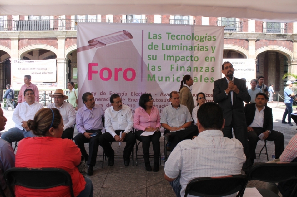 Realizan foro sobre luminarias; señalan posibles errores en privatización de alumbrado público