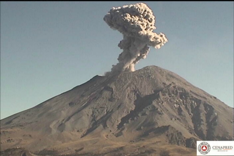 Registra el Popocatépetl emisión de fragmentos incandescentes