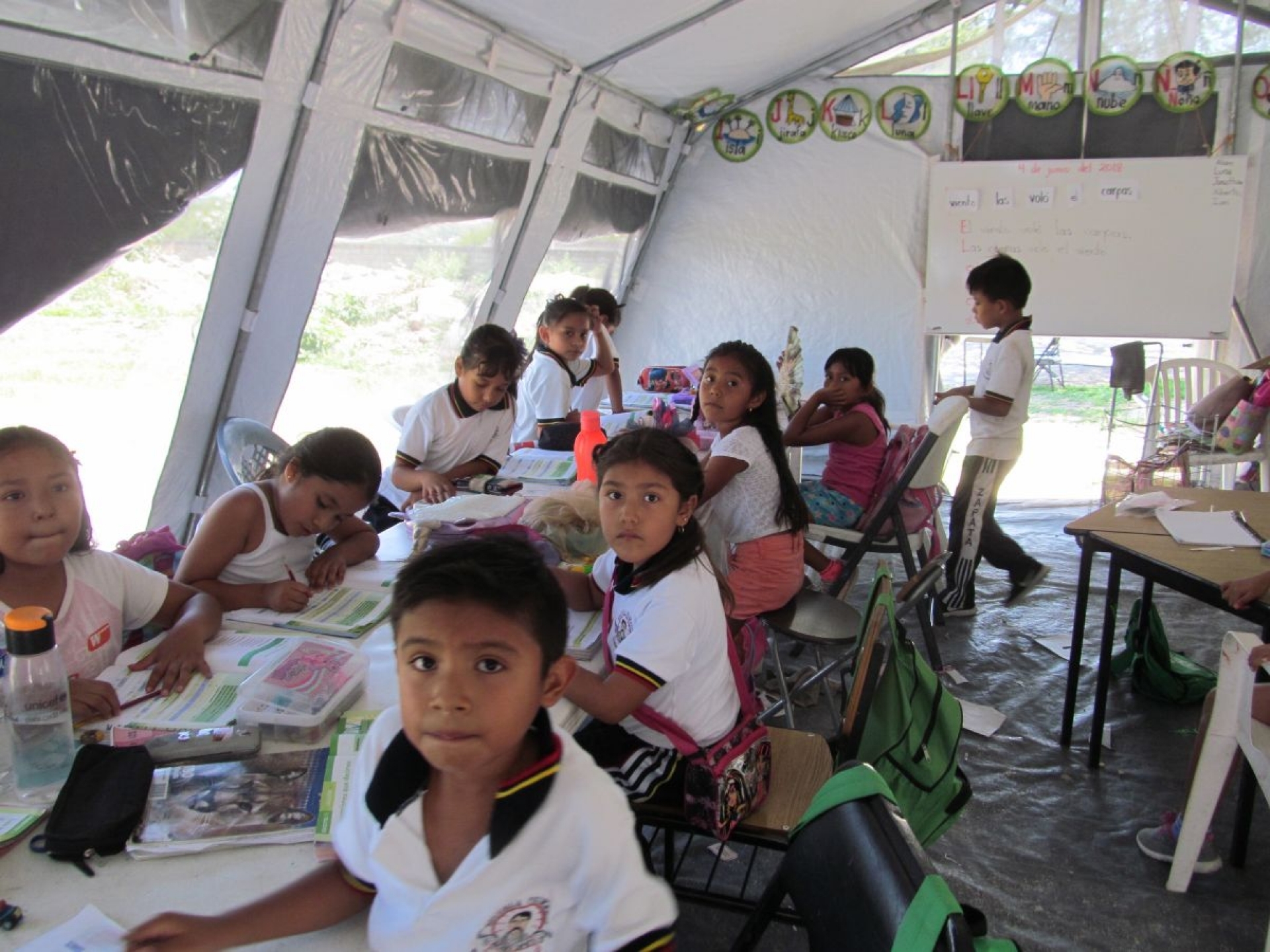 Diez escuelas mantienen carpas como aulas: Ineiem