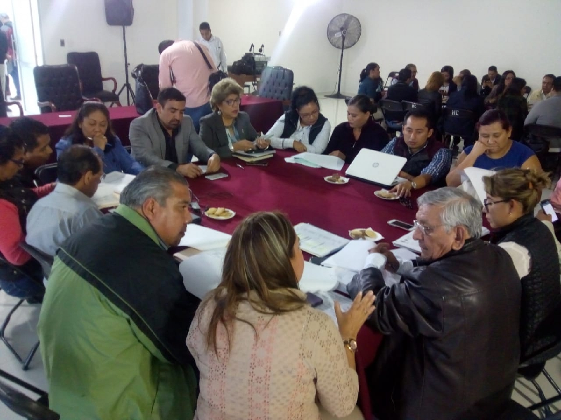 Analizan leyes de ingresos en mesa de trabajo de Comisión de Hacienda