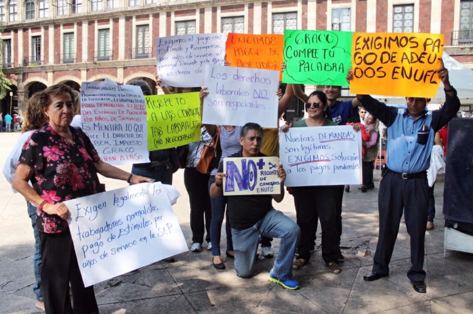 Maestros de la Normal de Cuautla reclaman el pago de estímulos