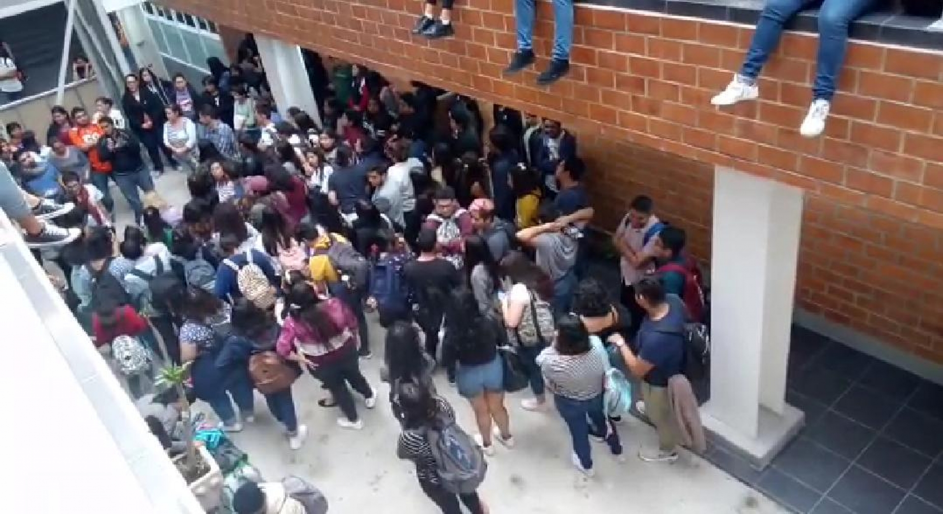 Estudiantes protestan en la Facultad de Psicología de la UAEM