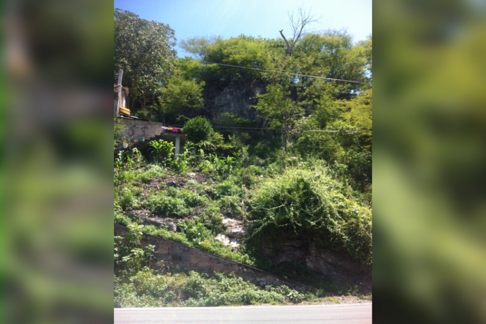 En riesgo cinco familias tras derrumbe de una piedra