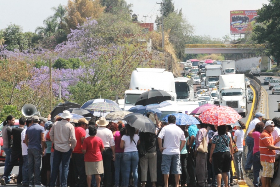 Bloquean el libramiento Cuernavaca; exigen conocer proyecto de ampliación