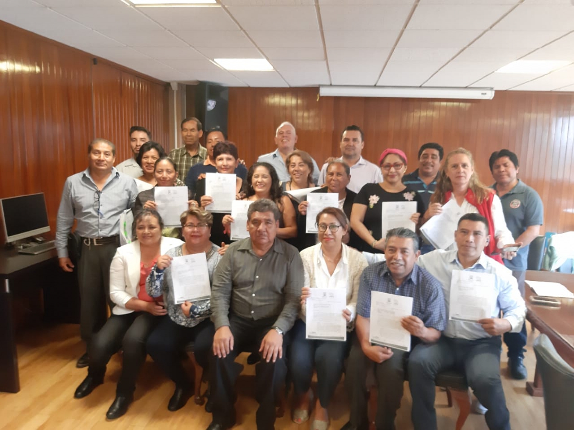 Entrega IEBEM a maestros cesados hoja de reinstalación a sus puestos de empleo
