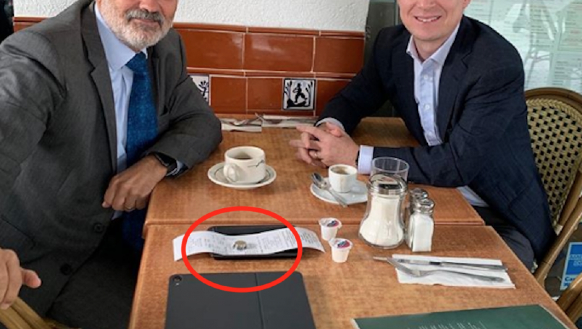 FOTO: Se burlan de Ricardo Anaya y Gustavo Madero por dejar una propina muy baja