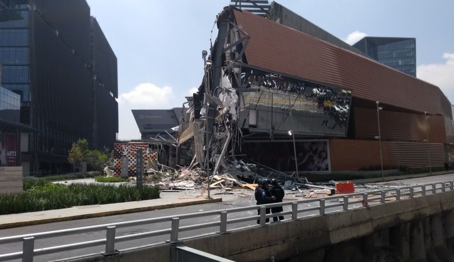 Se derrumba parte de centro comercial Artz Pedregal en San Jerónimo, CDMX